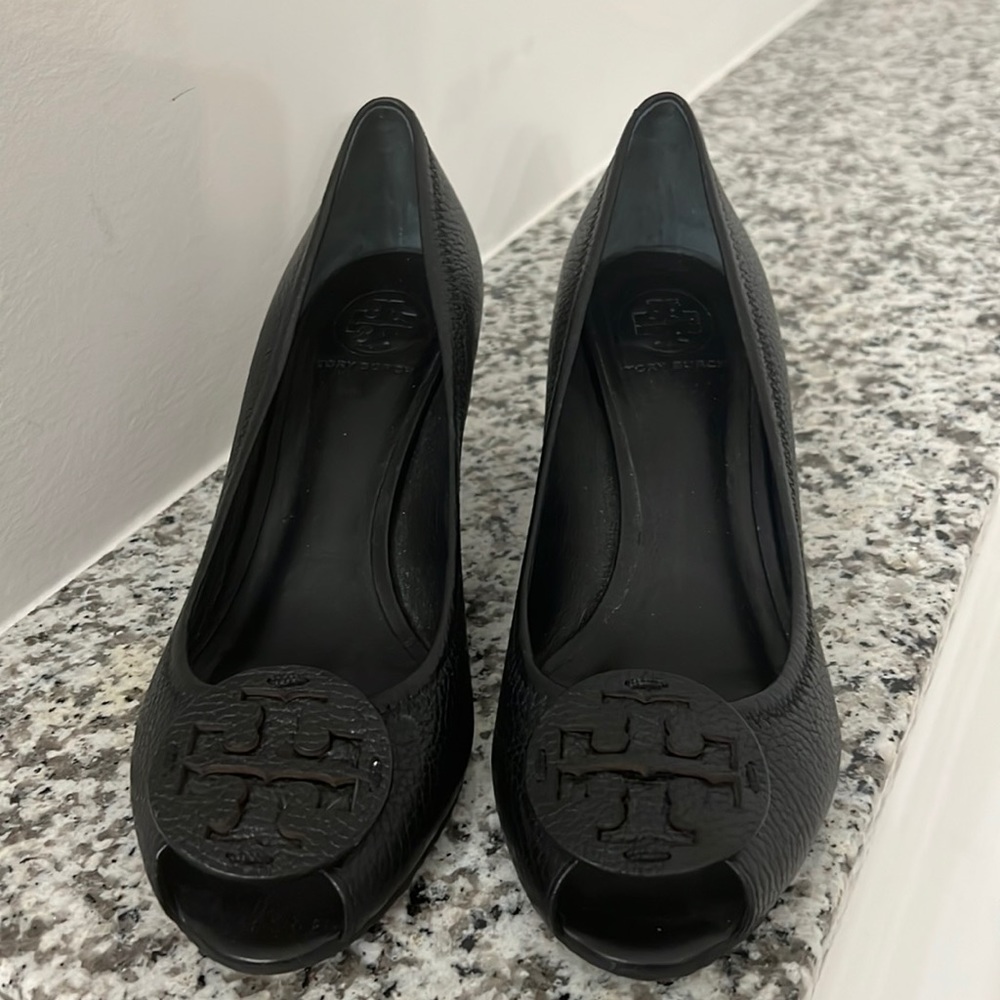 EUC Tory Burch peep toe pebble leather wedge heels size 9M